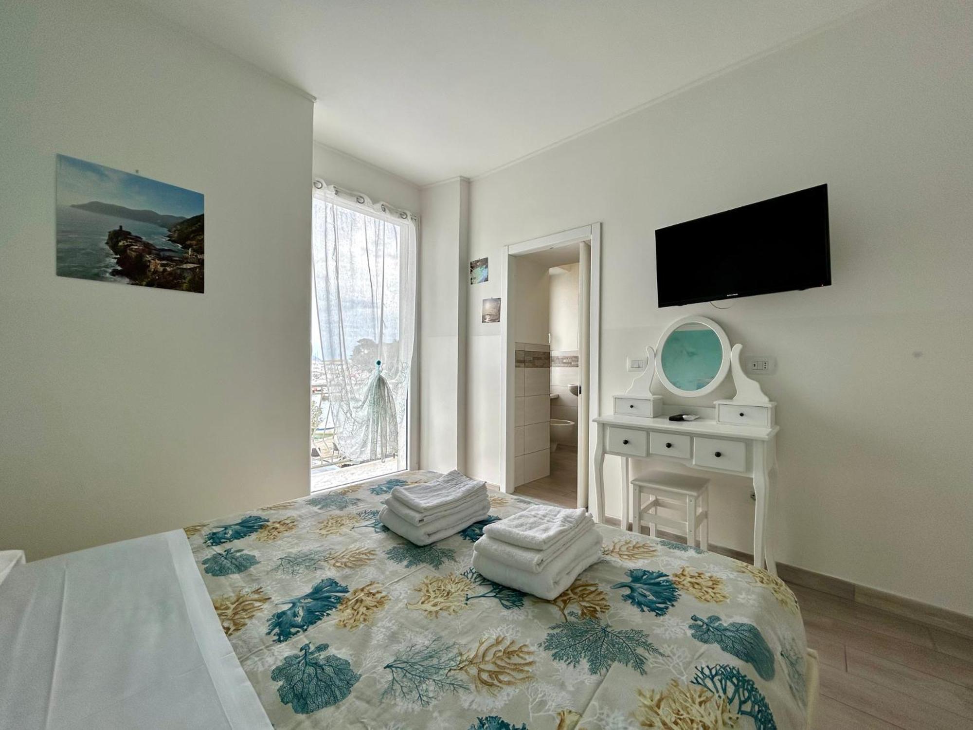 Fezzano / Portovenere Stilish Double Rooms With Sea View, Balcony Or Small Courtyard Екстер'єр фото